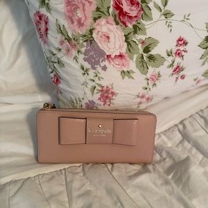 Kate Spade
Pink Robinson Street Nisha Warm Vellum bow Wallet